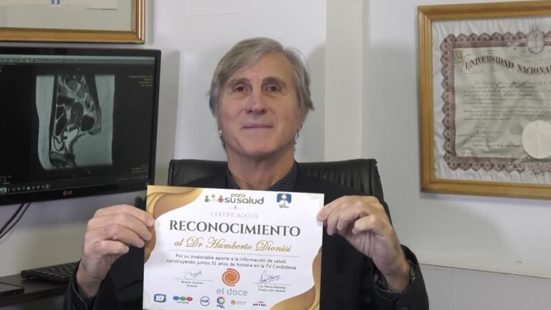 Entrega de reconocimiento en cirugía ginecológica Dr. Humberto Dionisi